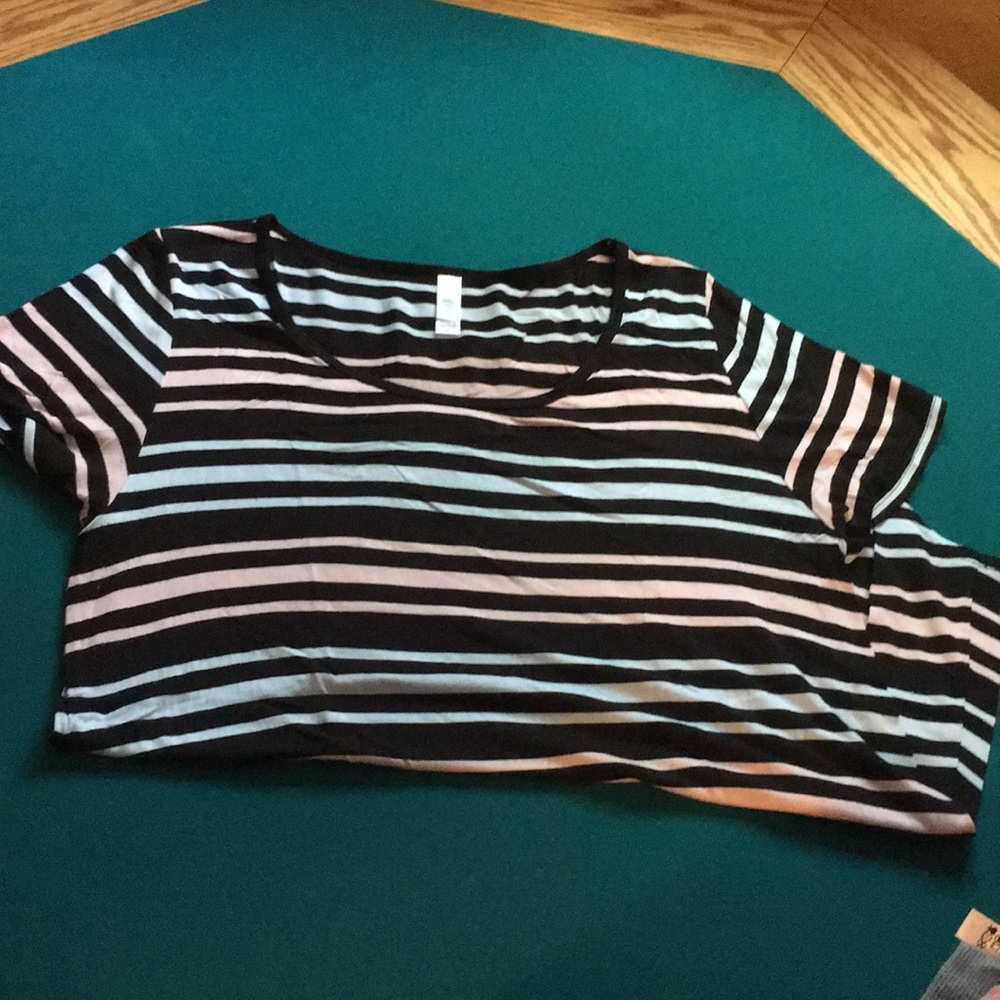 Women’s lularoe classic tee